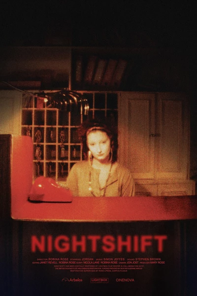 #cine Genève : NIGHTSHIFT by Robina Ros Affiche de film aux tons très sombres, dominée par des couleurs rouge foncé, brun et noir, avec une texture granuleuse des images de cinéma analogique. Au centre, une femme est assise derrière un comptoir d'hôtel rouge. Son visage est légèrement flou et éclairé par une lumière chaude qui crée une atmosphère nocturne et mystérieuse. Une lampe de bureau au design arrondi est posée à gauche, projetant une lumière tamisée. À l’arrière-plan, on distingue des étagères où des clés sont accrochées dans des casiers. Dans la partie inférieure de l’affiche, le titre “NIGHTSHIFT” apparaît en grandes lettres rouges lumineuses. L’ensemble dégage une ambiance calme, solitaire et un peu énigmatique, évoquant une scène de travail de nuit et un univers cinématographique intimiste.