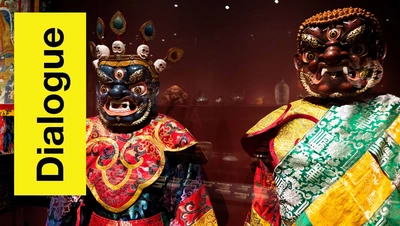 Sensitive items in the permanent exhibition Bandeau jaune avec écrit: dialogue. C'est le bandeau qui se trouve sur chacun des objets qui constituent le parcours dialogue dans l'exposition permanente.