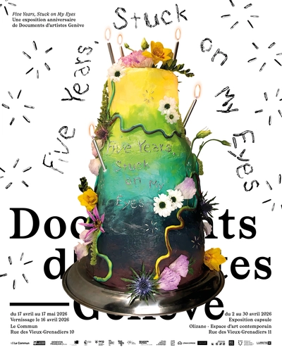 Un gateau fleurit, doté de cinq bougies allumées en premier plan, recouvre partiellement le texte suivant : « Documents d’artistes Genève ». Au dessus, le titre de l’exposition entoure le haut du gateau : « Five Years, Stuck on My Eyes ».