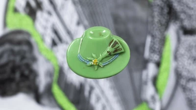 Un bouton vert pomme en forme de chapeau est disposé sur une image en noir et blanc et légèrement floue représentant des femmes