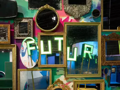 Museum Night at the MEG: Impromptu tours – imagining the future together Image de l'exposition le futur c'est quoi où on voit plusieurs miroirs les uns à côté des autres et dans leur reflet le mot "futur".