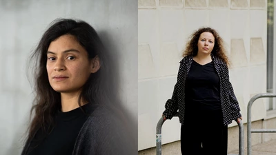 Deux portraits de femmes, l'une de 3/4 devant un mur gris, l'autre debout appuyée sur une structure de métal.