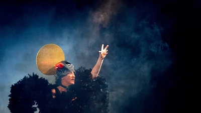 Agnés Mateus sur scène en costume d'oiseau