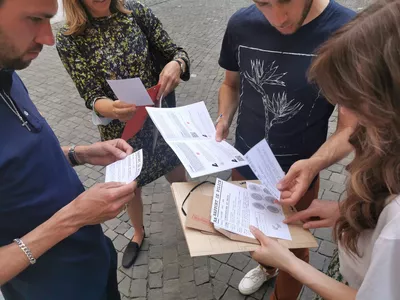 HALLOMANIA – "The Killer of the Macchabées" mystery game in Geneva's Old Town Groupe en train d'enquêter à Genève