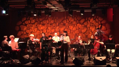 Orchestre avec chanteuses sur scène