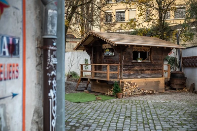 Ancien chalet restauré dans la cour de l'API.