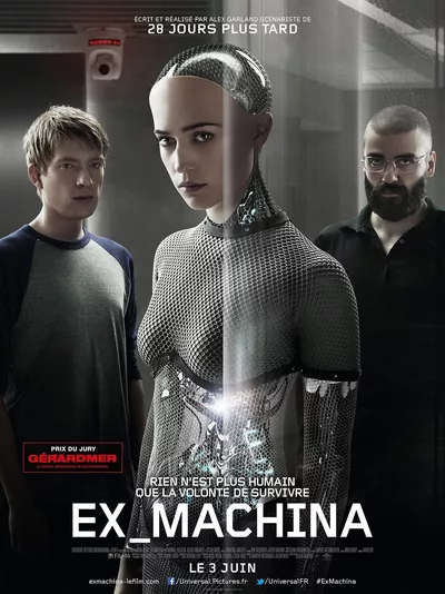 CinéClubturel - Ex machina Une androïde au regard énigmatique se tient entre deux hommes dans un laboratoire futuriste, illustrant la frontière floue entre intelligence artificielle et humanité.