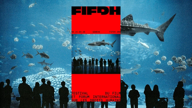 Immense Aquarium contenant des poissons et un requin baleine observés par des silhouettes de personnes au premier plan.