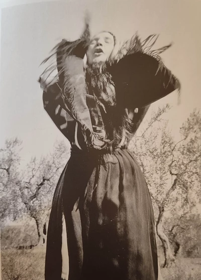 Photo sépia d'une femme agitant ses avant-bras