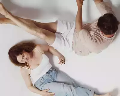 Cacao - Jean-Daniel Piguet Photo de deux des interprètes du spectacle couchés