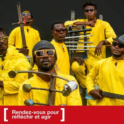 Image du film avec 6 personnes qui posent avec leurs instruments de musique faits en matériel de récupération.