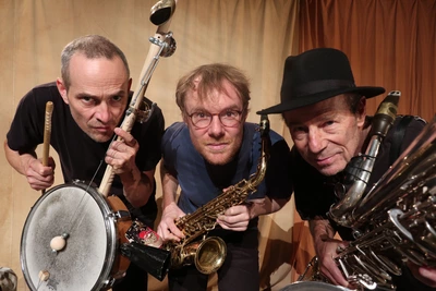 Les trois musiciens munis de leurs instruments