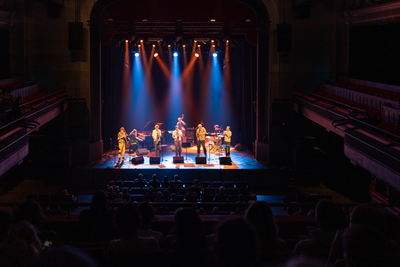 Le groupe sur scène.