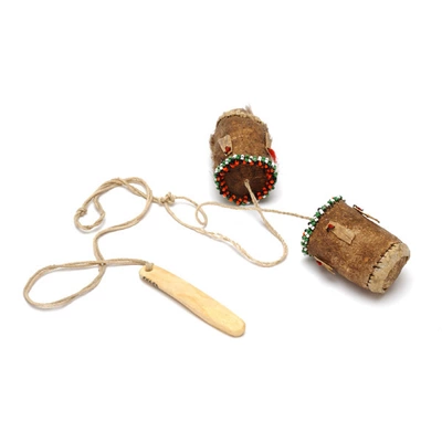 Jeu consistant en deux cylindres en cuir et en une petite poignée d'ivoire rectangulaire de 8 cm