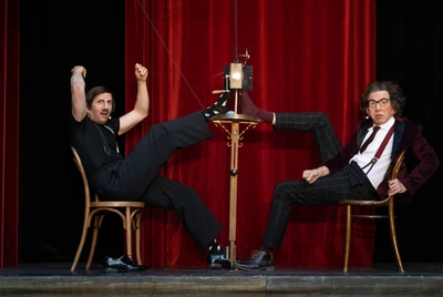 Deux anciens artistes complices bavardent, disputent, confèrent, discourent, dissertent, jacassent, papotent : ils diabloguent, quoi !