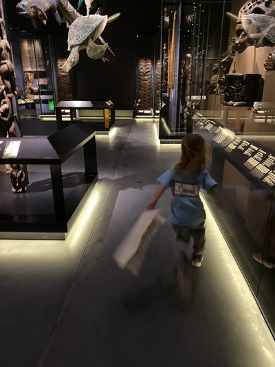 des enfants dans l'exposition permanente du MEG