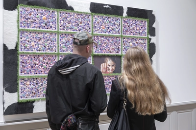 Guided Tour of Sarah Benslimane's exhibition des visiteurs devant une œuvre du MAMCO