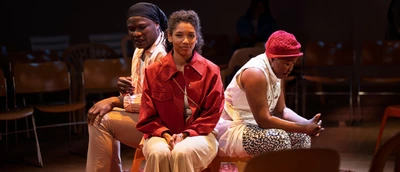 Comédiens assis en cercle