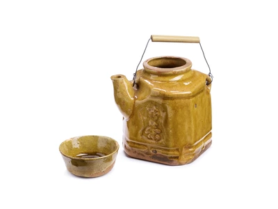 Visit the Asia tour of the permanent exhibition Théière japonaise en céramique jaune foncé avec sa tasse.