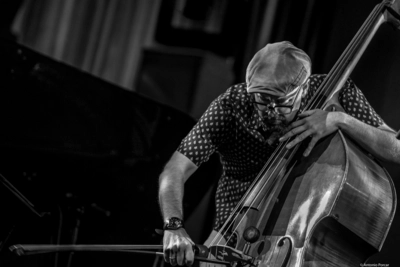 John Hebert jouant de la contrebasse