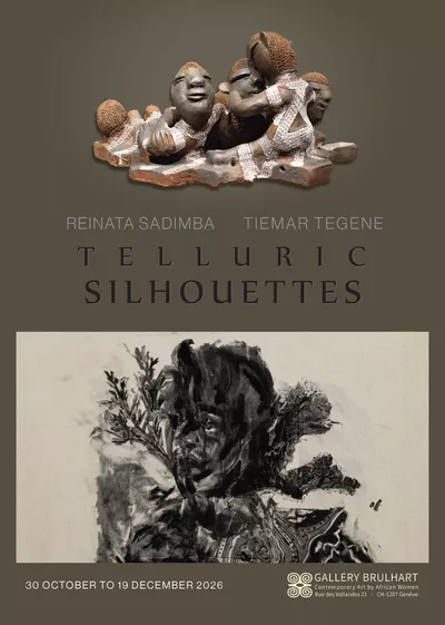 Telluric Silhouettes une céramique en haut représentant trois personnes couchées et une personne entrelaçant une des personnes du groupe et un monoprint en encre noire avec un portrait en trois-quarts.