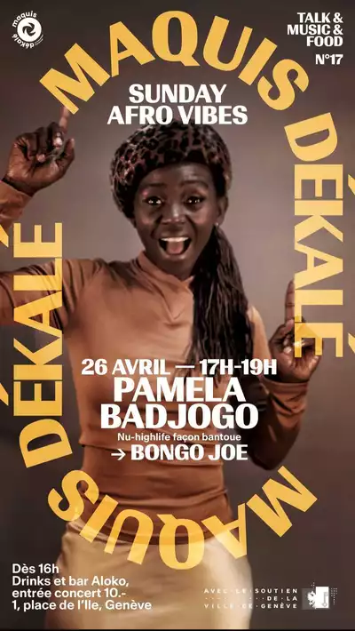 Une dame souriante avec ses doigts en mouvement