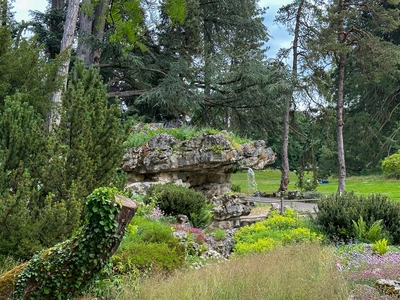 La cascade de la rocaille du parc des Eaux-vives