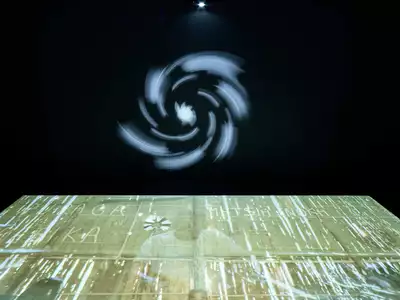 Flash visit Une des oeuvres de l'exposition. Fond noir avec projection d'étoiles.