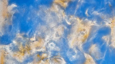 Œuvre en fritte de verre fusionné. Le bleu et le blanc se mélange, faisant penser à un ciel nuageux ou l'écume de mer.
