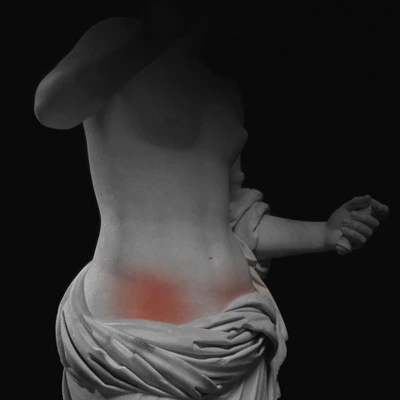 Ventre d'une statue grecque avec des zones rouges sur le bas du ventre