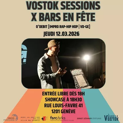 Un homme avec casquette à l'envers sur une scène.