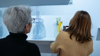 Vue de l'exposition "Marie Ducaté. Simultanés" avec deux visiteuses