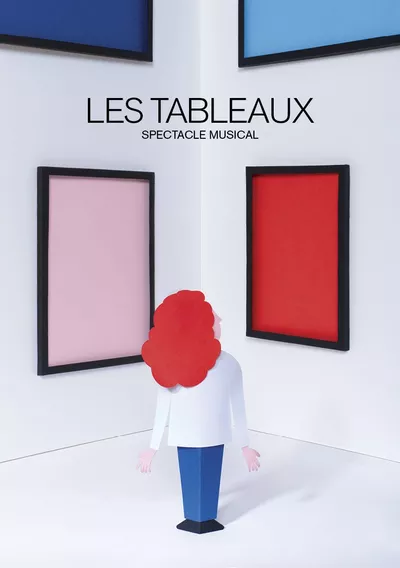 The paintings un personne de dos regarde un coin de salle sur les murs de laquelle sont fixés 4 tableaux sans image, dont l'intérieur est coloré en rose, rouge, bleu clair et bleu foncé.
