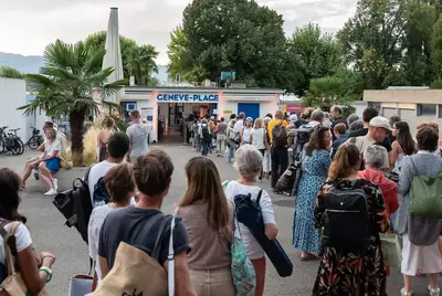 OSR Festival at Genève-Plage Sur cette image, on voit une file de personnes attendant pour rentrer à Genève Plage.