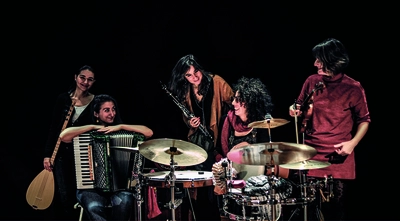 Les cinq musiciennes avec leurs instruments