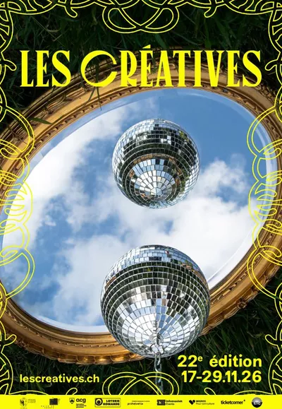 Festival Les Créatives 2026 Affiche de la 22e édition du Festival Les Créatives, du 17 au 29 novembre 2026. Au centre, deux boules à facettes argentées se reflètent dans un grand miroir rond au cadre doré, orienté vers un ciel bleu nuageux. Le miroir est entouré de végétation sombre et de motifs floraux dessinés en jaune vif. Le nom « Les Créatives » apparaît en grandes lettres jaunes en haut de l’affiche, avec les dates du festival en bas à droite.