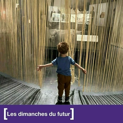 Photo d'un enfant de dos qui découvre une partie d'une exposition au MEG