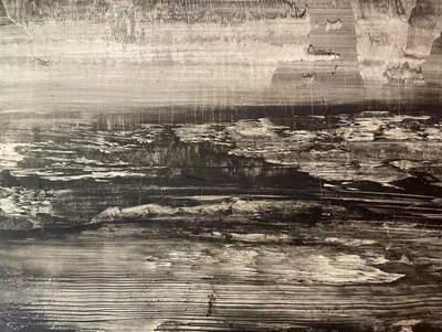 C'ÉTAIT NOTRE TERRE Une peinture sombre et abstraite qui représente une paysage.
