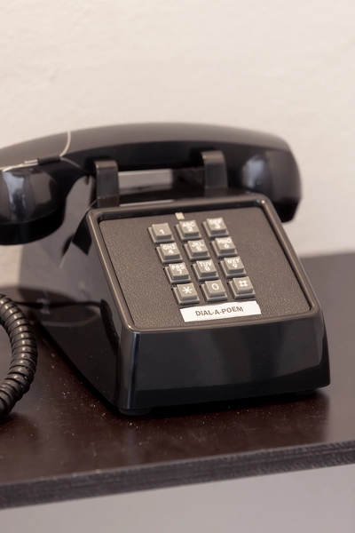 téléphone vintage servant au projet de poésie par téléphone