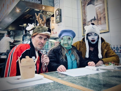 Les 3 musicien.ne.s avec des masques d'animaux.