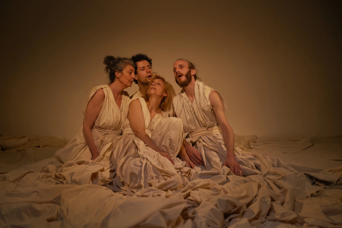 MEG X ADEM | L'Enveillée : performance de théâtre et chant autour de la mort et de ses rites