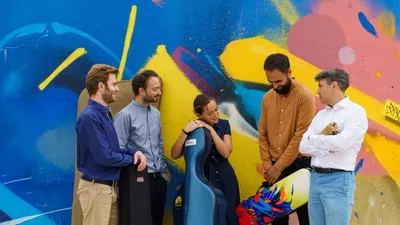 mur coloré avec musiciens devant