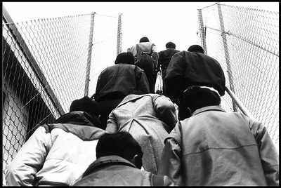 CARING FOR OTHERS personnes de dos montée d'escalier en n/b