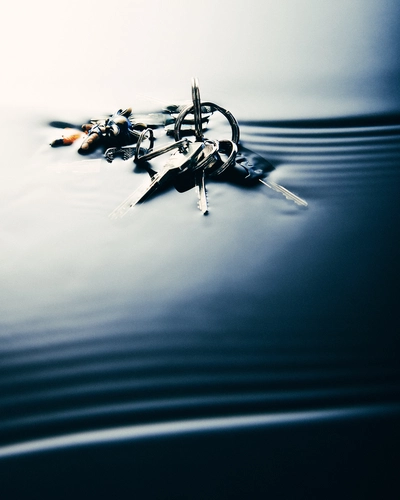 Un trousseau de clés dans l'eau, image prétexte du spectacle "Six heures plus tard"