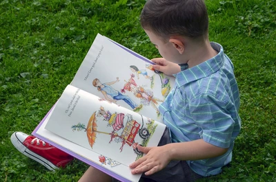 Reading, child's play enfant avec un livre