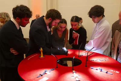 GPHG Public observant des montres dans une salle du musée