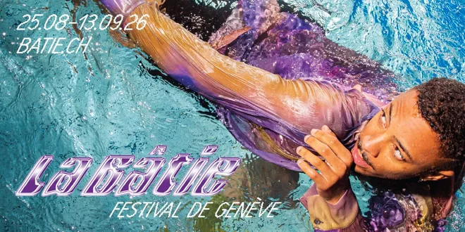 Un homme dans une piscine, avec une tenue violette. Il est écrit sur l'image La Bâtie - Festival de Genève, 25.08-13.09.25 et bâtie.ch.