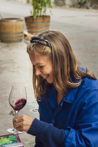 Wine Up Club - Mathilde Jomain Personne qui tient un verre de vain à la main