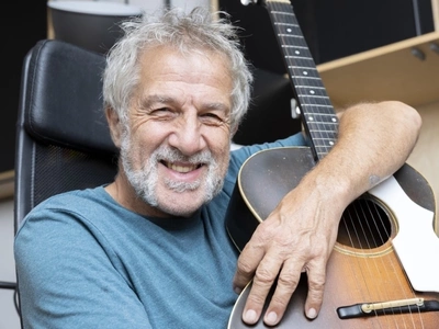 Photo portrait de Sarcloret avec sa guitare