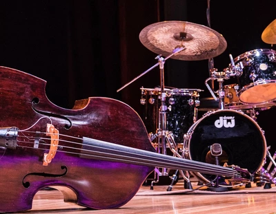 JAZZ NIGHT GROOVE PARTY | Léon Phal Scène avec une contrebasse par terre devant une batterie